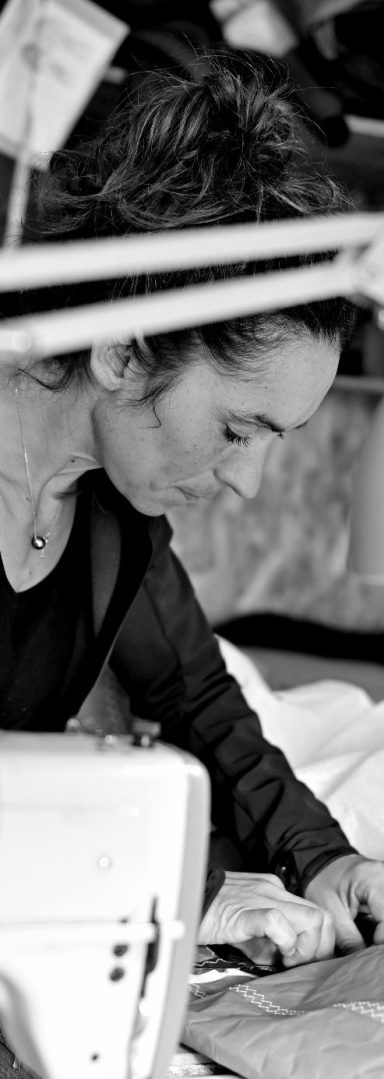 Caty au travail dans l'atelier