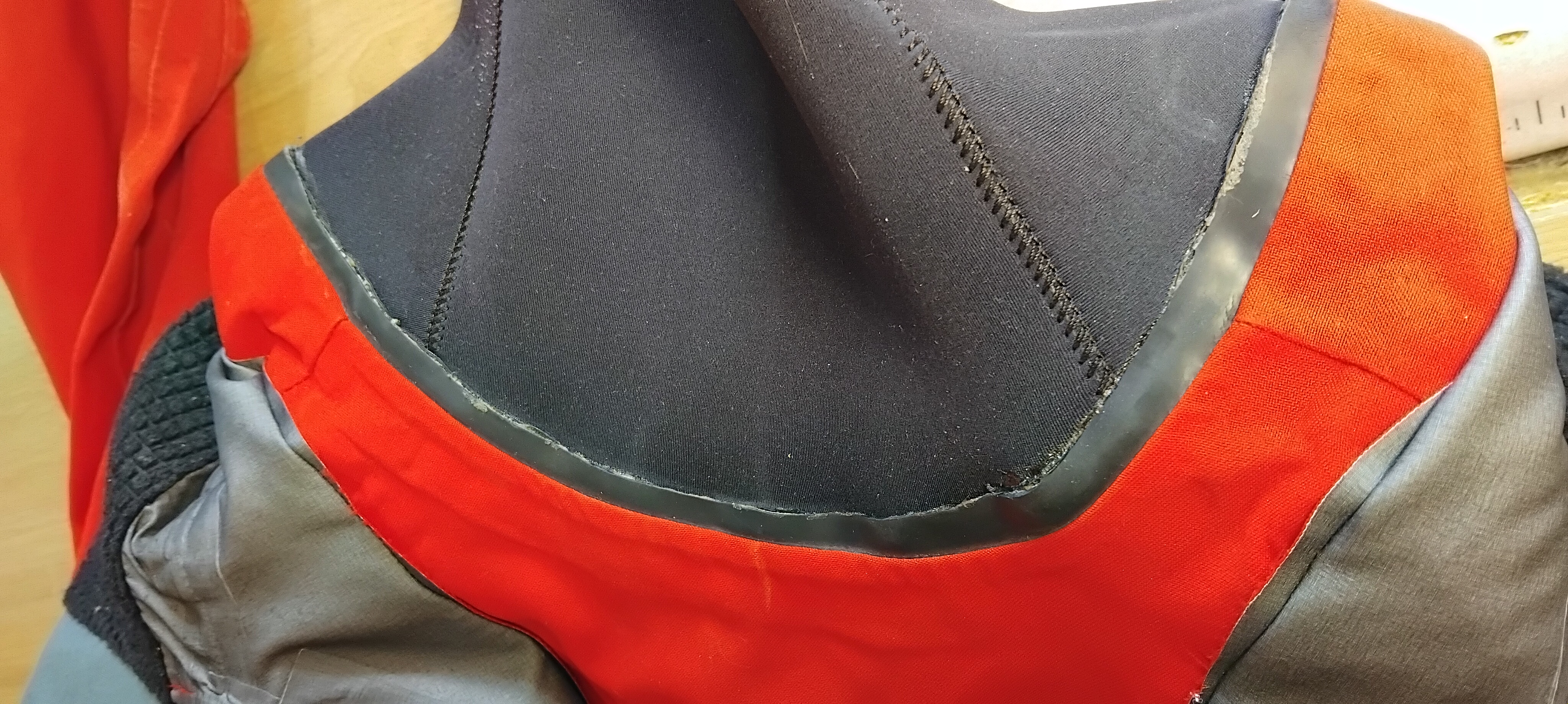 Changement de col Néoprène sur veste étanche - Après