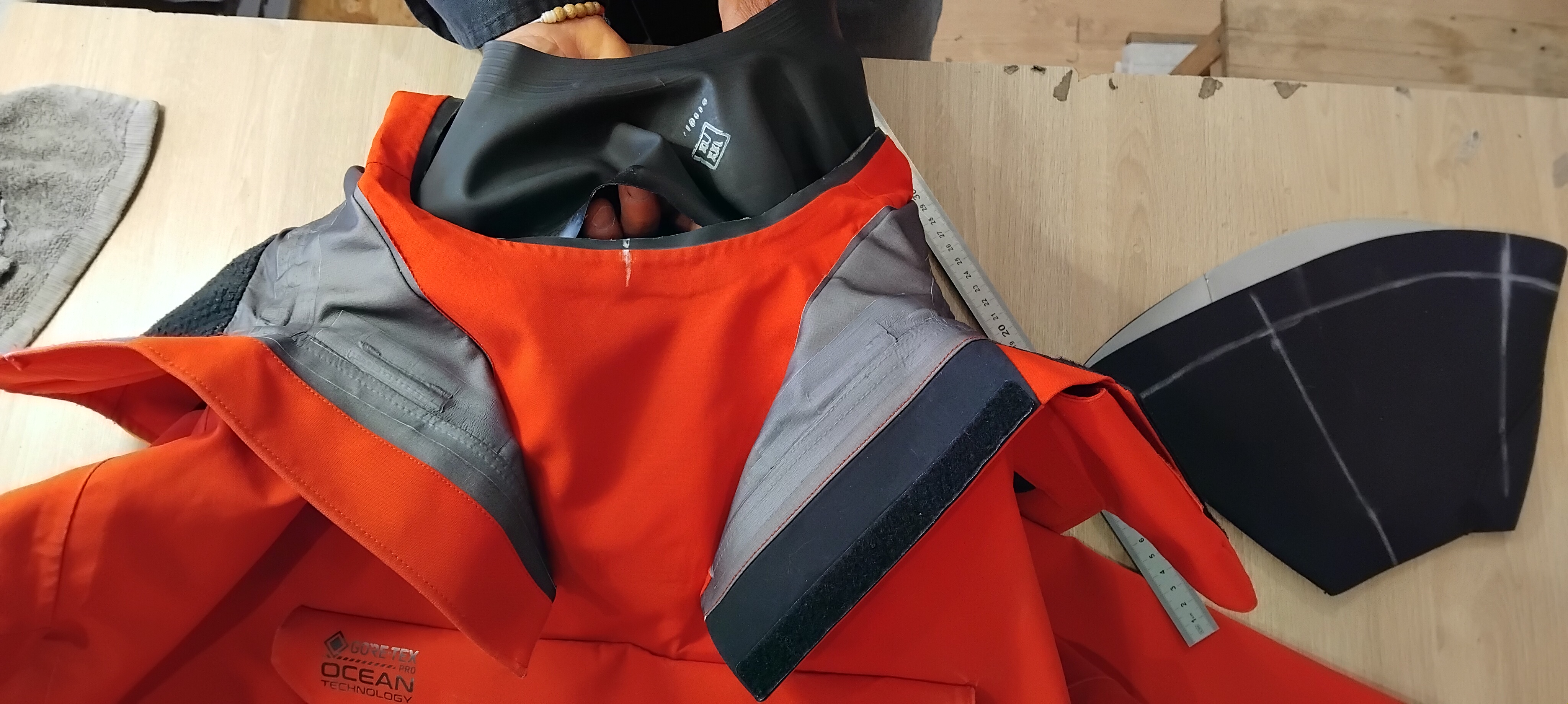 Changement de col Néoprène sur veste étanche - Avant