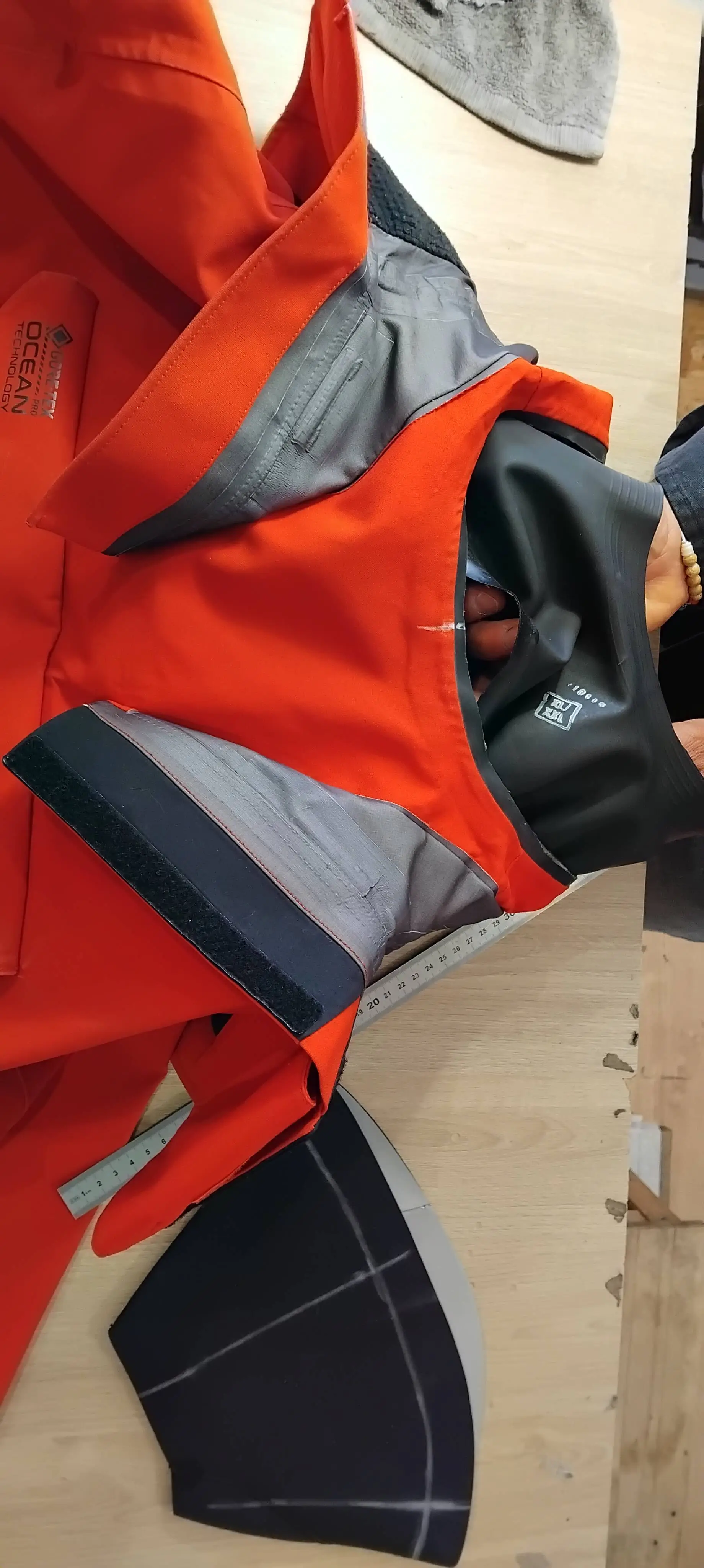 Changement de col Néoprène sur veste étanche - Avant